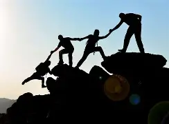 包含关键时刻球队展现团队力量，成功逆转比分的词条