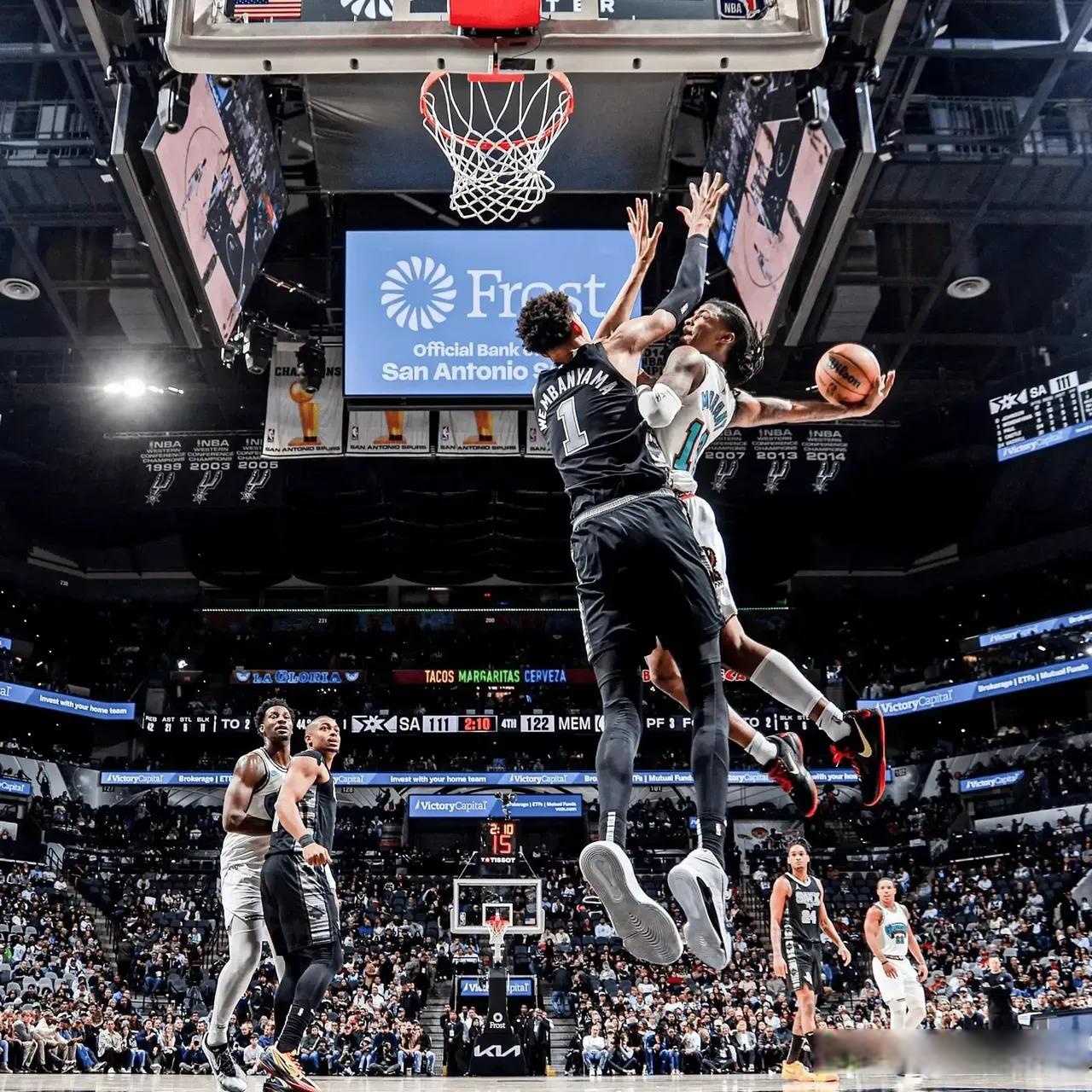 包含篮球明星对决精彩纷呈，胜者屹立巅峰之上！的词条